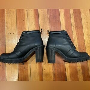 Dr. Martens Averil Boots